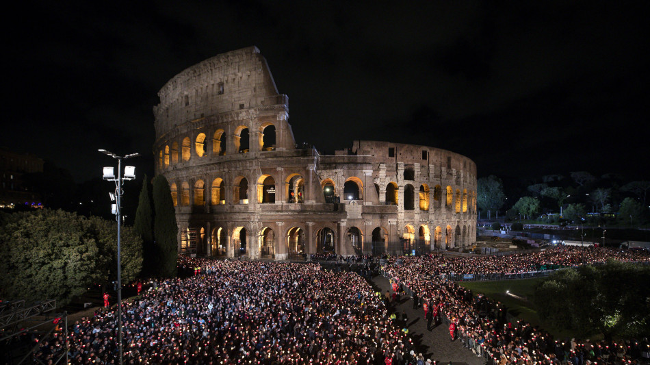 Via Crucis del Papa, chi decide le guerre ne risponder&agrave; a Dio