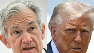 Trump se rend à la Fed, dont il invective abondamment le patron