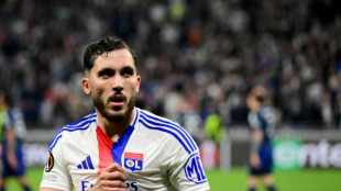 Atacante francês Rayan Cherki assina com o Manchester City até 2030