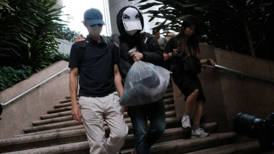 Hong Kong condena al padre de activista prodemocracia pr&oacute;fuga por manejar sus fondos