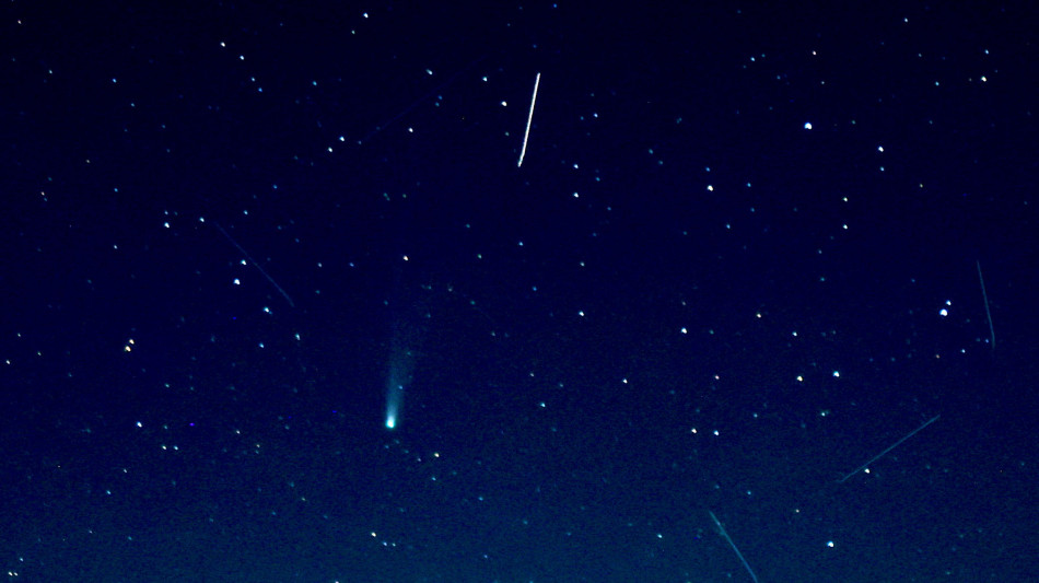 Per una cometa che si disintegra, un'altra diventa visibile