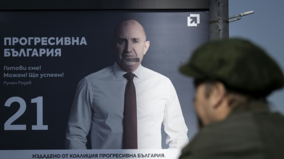 Les Bulgares votent pour la huiti&egrave;me fois en cinq ans, l&rsquo;ex-pr&eacute;sident Radev favori
