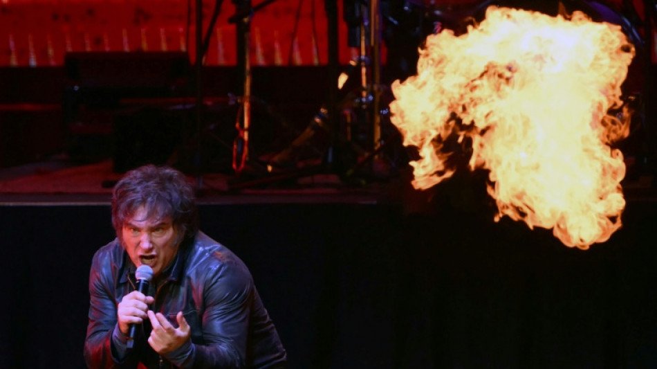 Em meio à crise política, Milei lança livro cantando rock