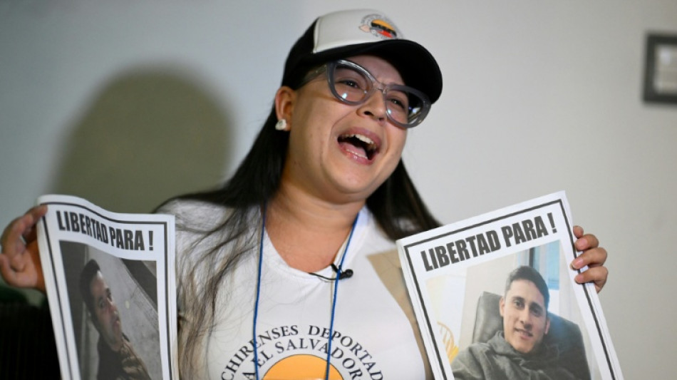 El Salvador frustra la ilusión de familiares de venezolanos de verlos en la megaprisión