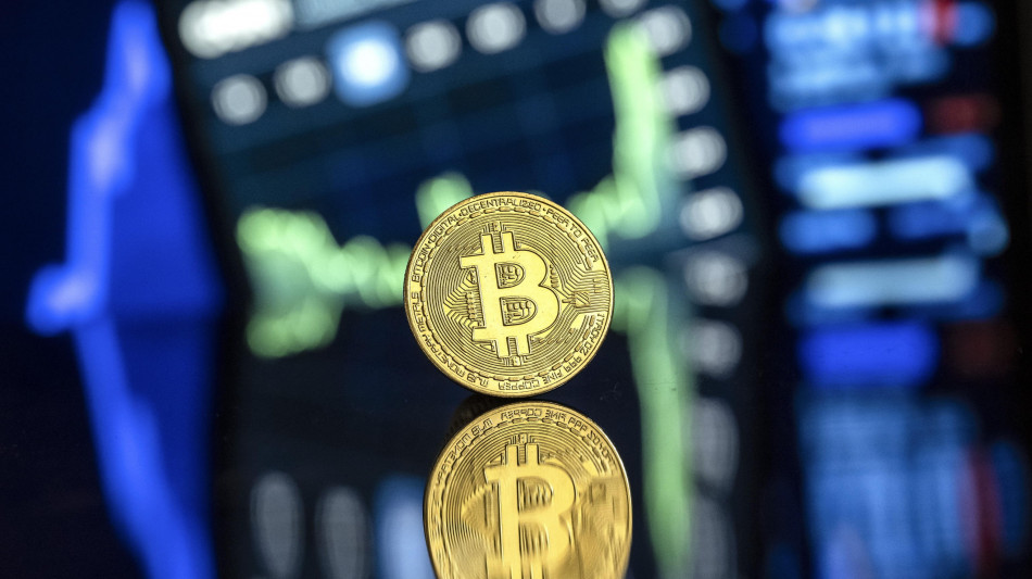 Bitcoin scende a 86.885 dollari, verso il peggior mese dal 2022