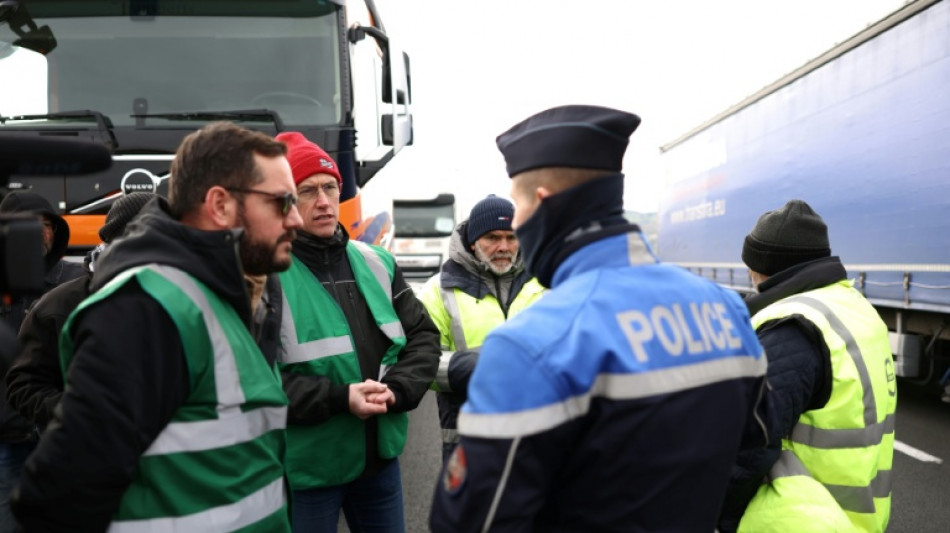 Hausse des prix des carburants: manifestation de routiers sur l'A7