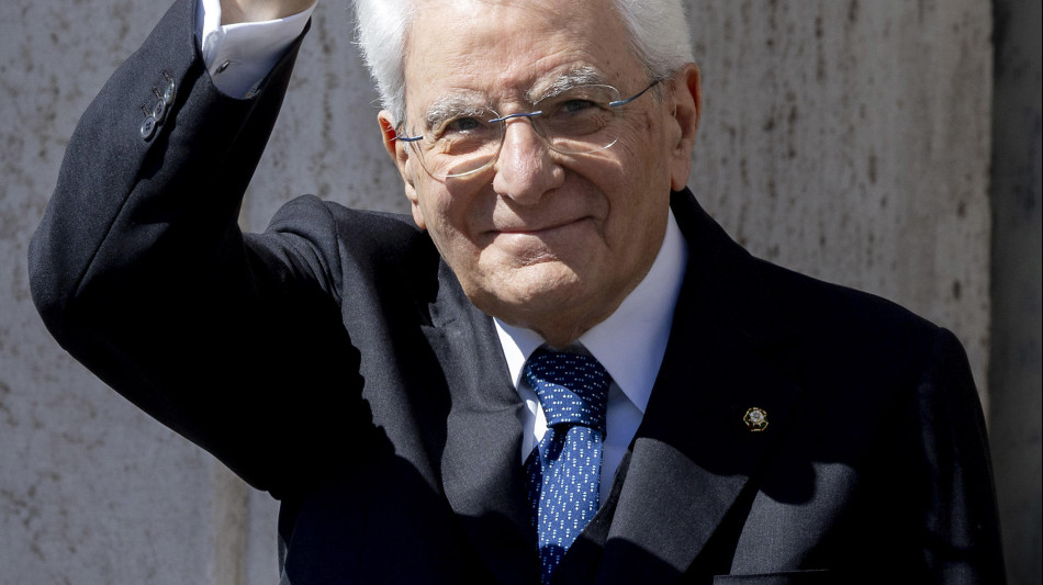 Mattarella, l'Esercito &egrave; fondamentale per salvaguardare l'indipendenza del Paese