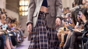Mix di tailoring e sportswear sfila a Parigi con Miu Miu