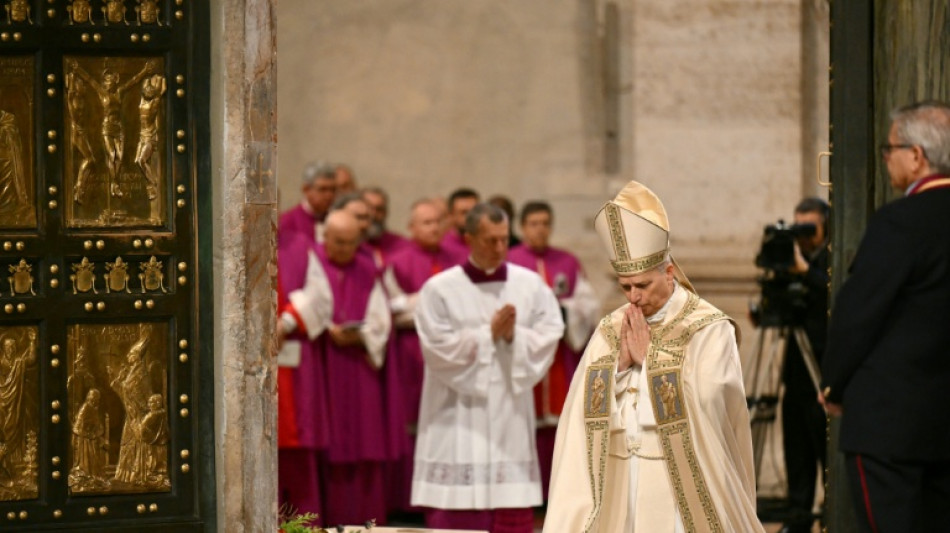 'Porta Santa' da Bas&iacute;lica de S&atilde;o Pedro &eacute; fechada para marcar o fim do Jubileu de 2025