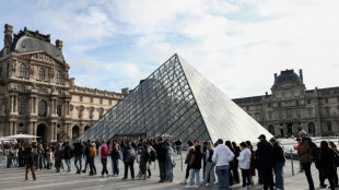 Dois homens detidos na França por roubo de joias no Louvre