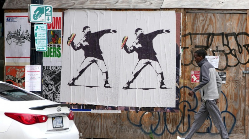 Jovem que lançou sanduíche em policial em Washington é acusado de infração