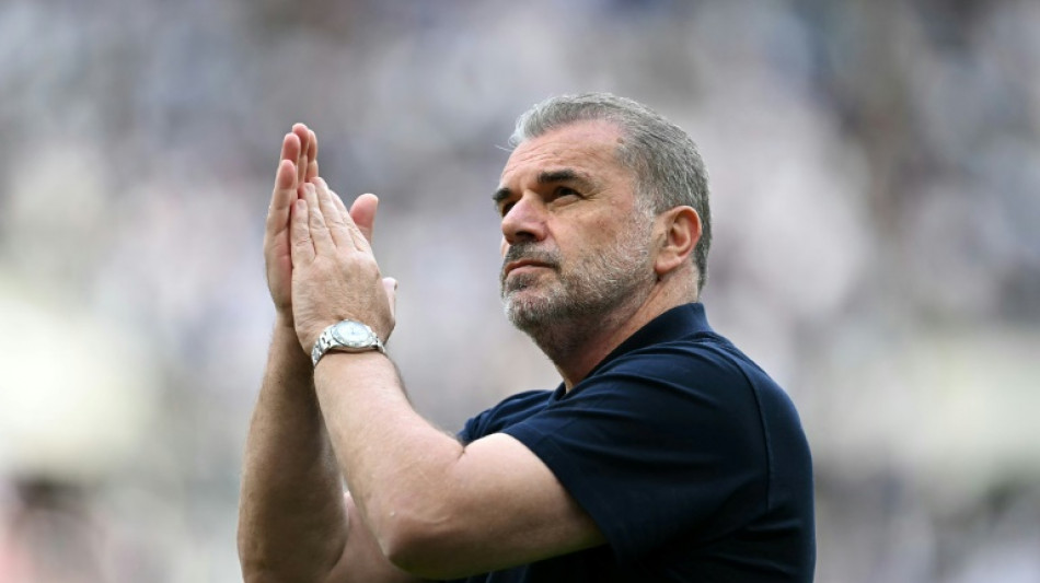 Tottenham demite técnico Postecoglou apesar do título da Liga Europa