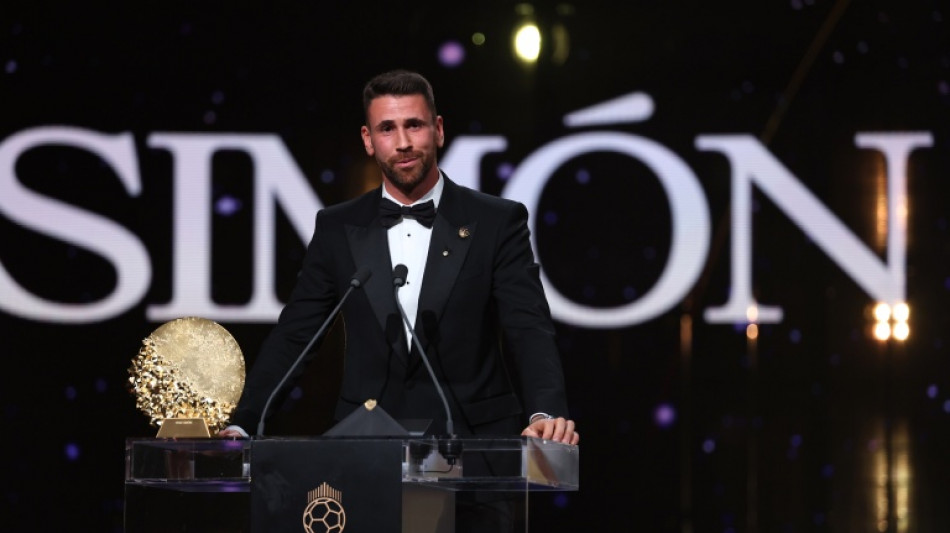 Bola de Ouro: Unai Sim&oacute;n leva Trof&eacute;u Yashin de melhor goleiro 