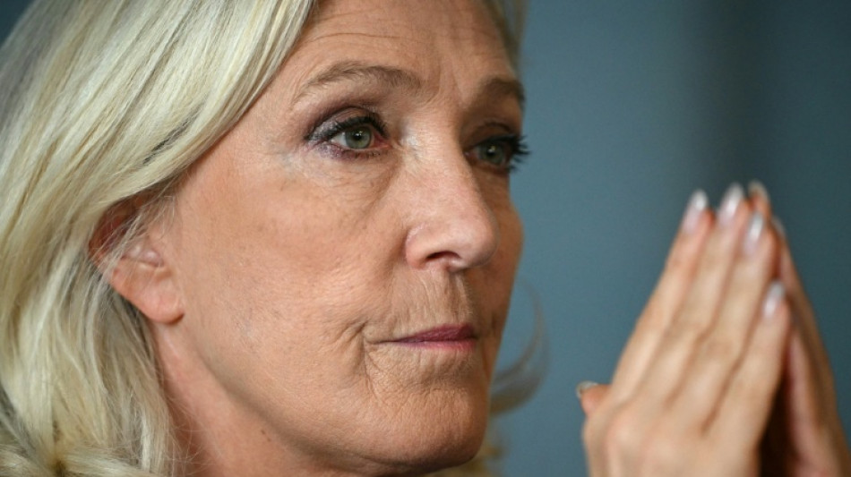 L&iacute;der da extrema direita francesa faz primeiro grande com&iacute;cio antes da elei&ccedil;&atilde;o presidencial