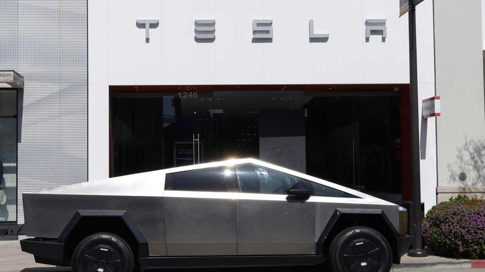 SpaceX ha comprato Cybertruck e batterie Megapack da Tesla per 640 milioni