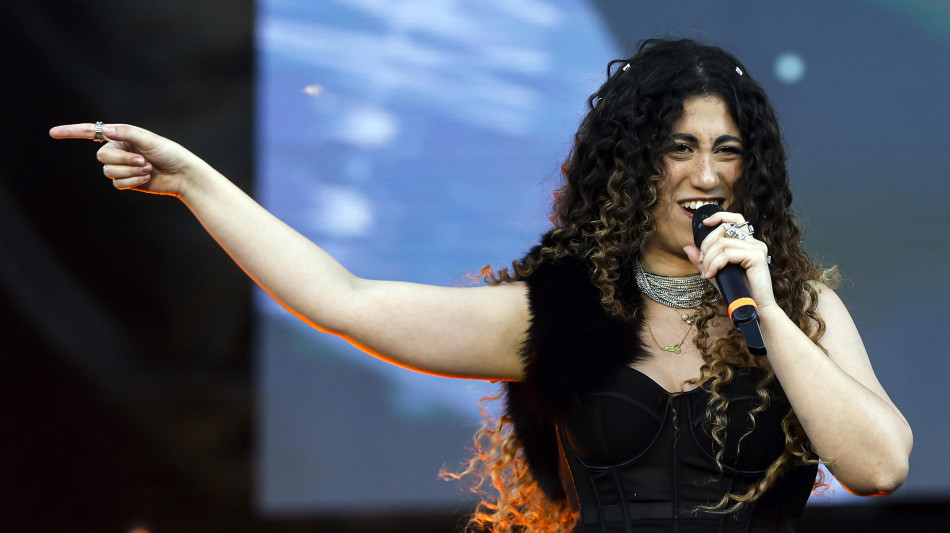 Delia canta Bella Ciao e sostituisce partigiano con essere umano "per allargare"