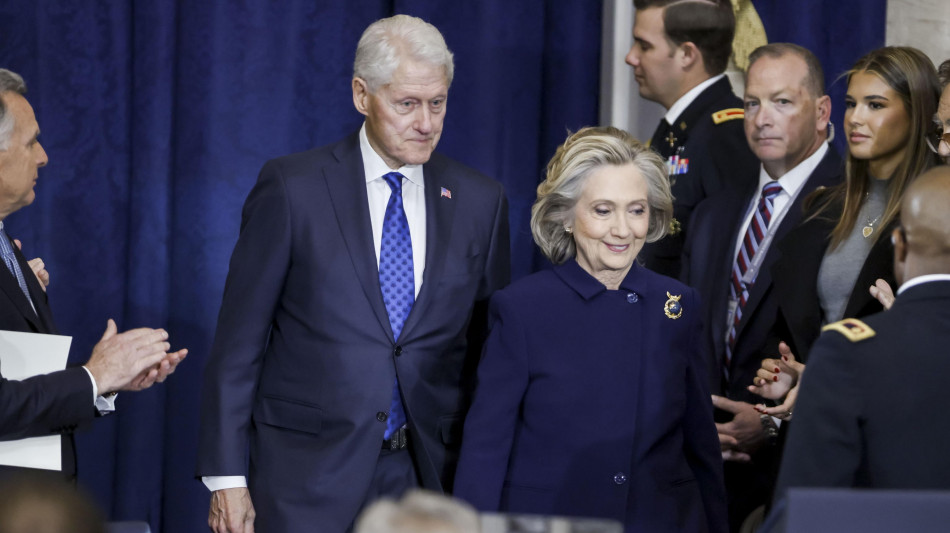 I Clinton pronti a testimoniare su Epstein, ma la Camera Usa rifiuta