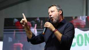 Salvini, da contestatori calci e sputi, bloccano ministri