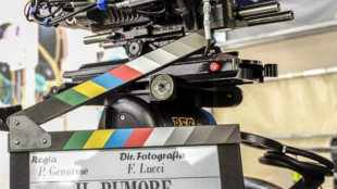 Genovese sul set del suo nuovo film, Il rumore delle cose nuove