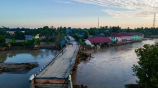 Asia floods toll tops 1,000 as military aid survivors