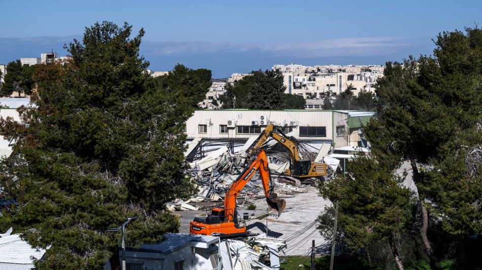 Brucia a Gerusalemme la sede Unrwa demolita da Israele