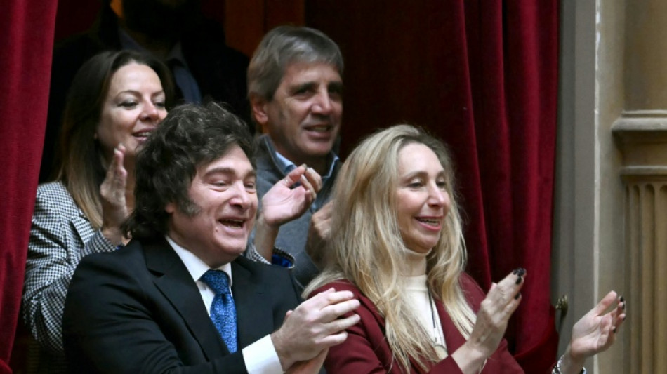 Fitch sube la nota de la deuda argentina a B- con perspectiva "estable"