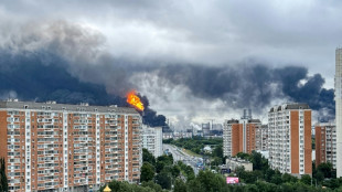 Ucr&acirc;nia incendeia refinaria em maior ataque contra Moscou em dois anos