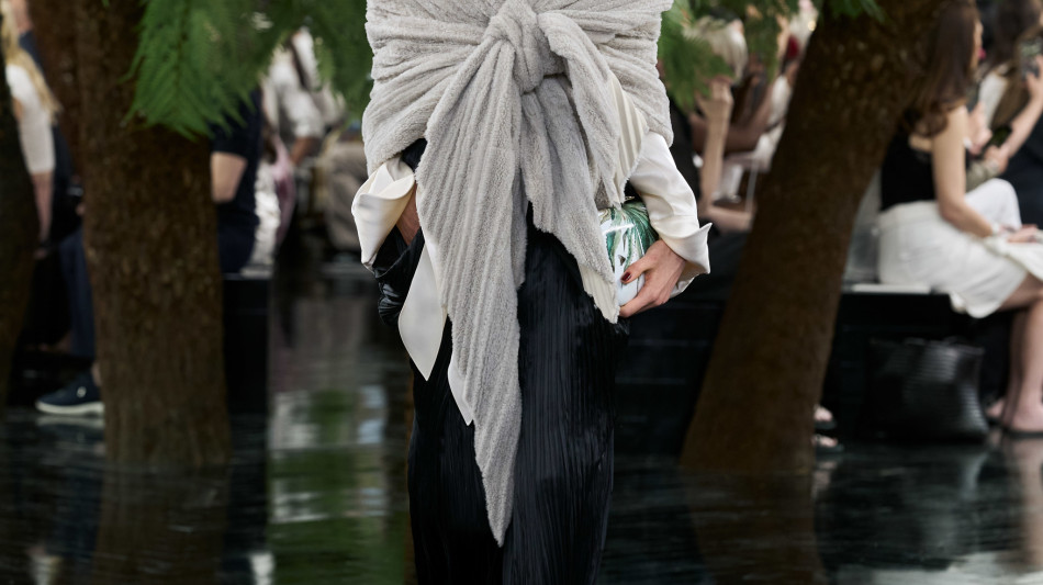 L'arte di Lynda Benglis nella natura-couture di Dior