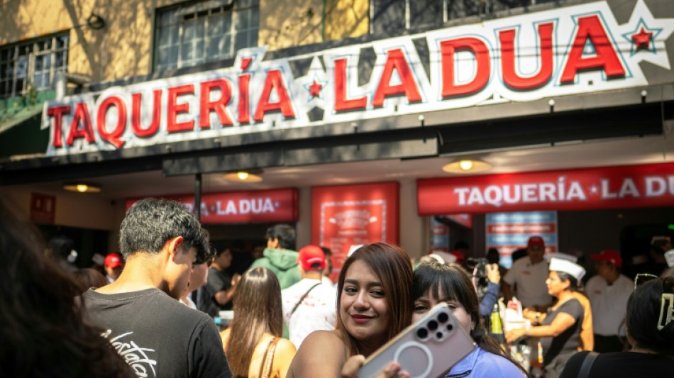 Una taquería en México hace honor a Dua Lipa con ritmo y sabor para sus fans