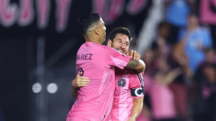 'Adoraria me aposentar com Messi', diz Suárez