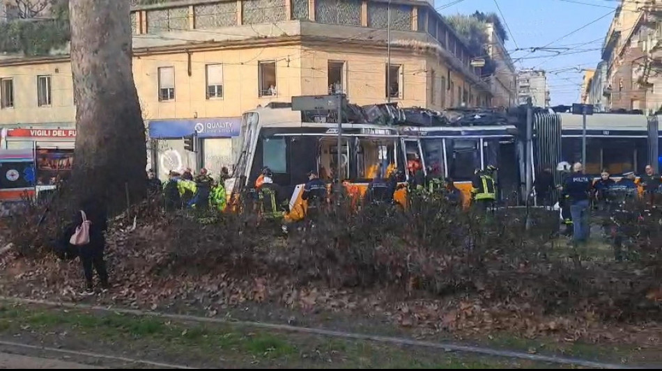 Deraglia tram a Milano, c'&egrave; una vittima