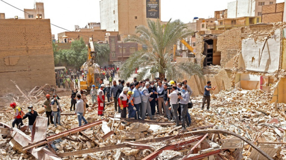 Cientos de personas protestan tras el derrumbe de un edificio que dej&oacute; 24 muertos en Ir&aacute;n