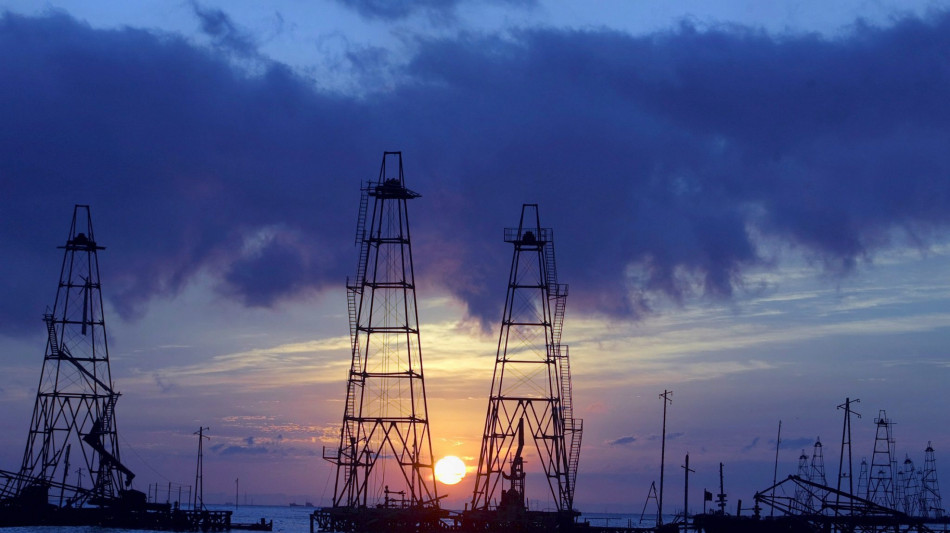 Il prezzo del petrolio in rialzo, il Wti sfiora i 58 dollari