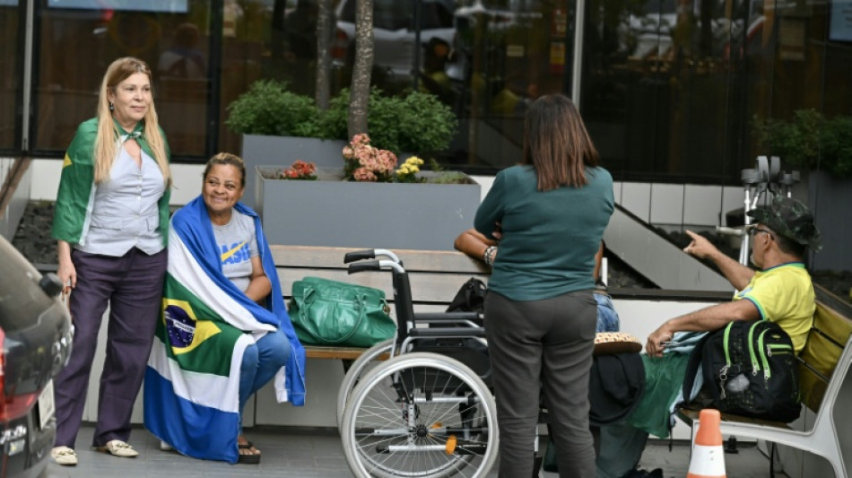 Brésil: Bolsonaro souffre d'un problème rénal et reste à l'hôpital