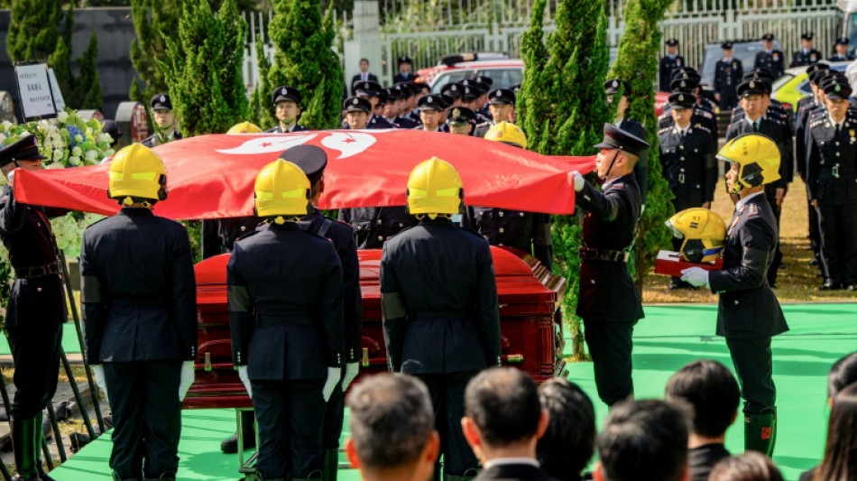 Hong Kong: une foule d'habitants pour le dernier hommage au pompier mort dans l'incendie