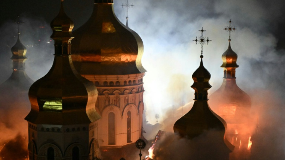 Bombardeo ruso mata a nueve en Ucrania, una emblem&aacute;tica catedral de Kiev en llamas