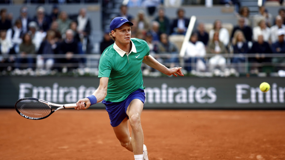 Roland Garros: Djokovic battuto, Sinner vola in finale