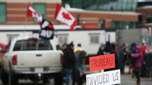 Protesta de camioneros por restricciones en Canad&aacute; crece y fomenta similares en el exterior