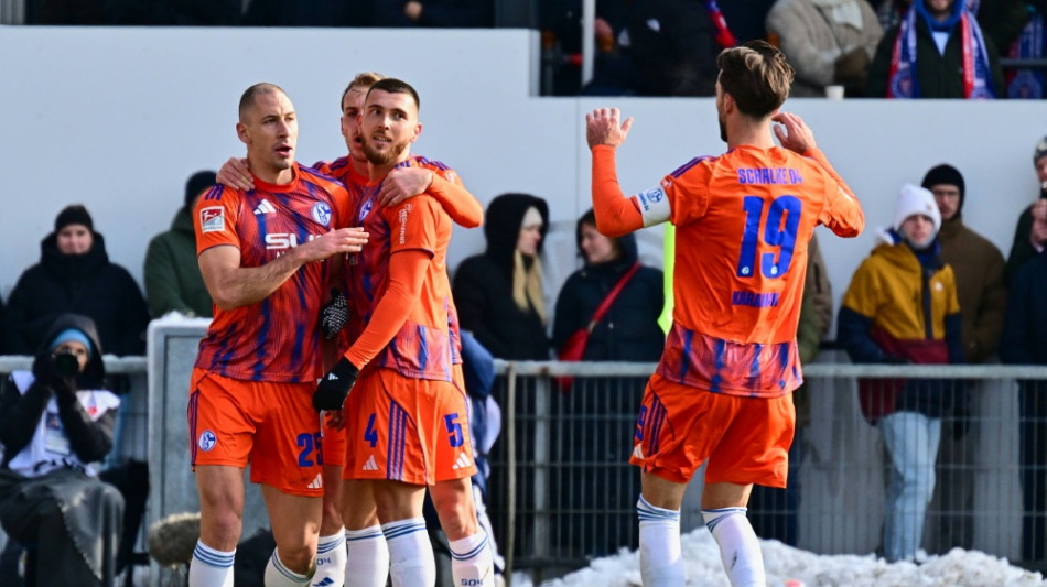 Erster Sieg: Schalke zur&uuml;ck an der Tabellenspitze
