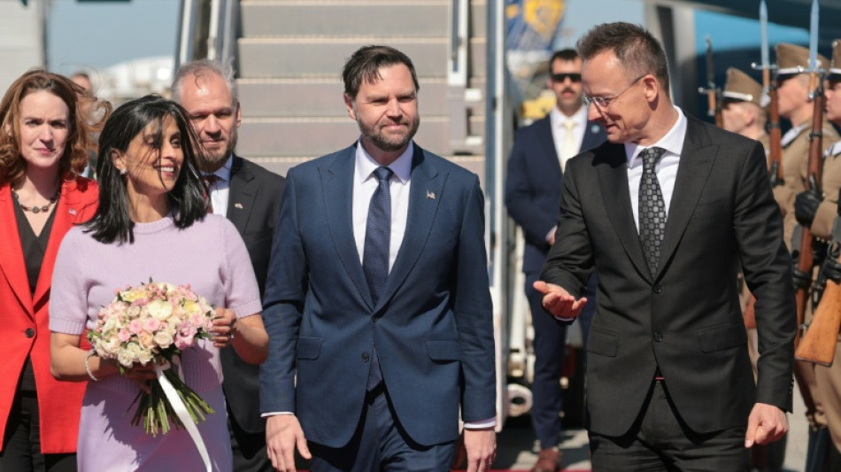 Le vice-pr&eacute;sident am&eacute;ricain vante aux Hongrois les m&eacute;rites de Viktor Orban &agrave; l'approche des l&eacute;gislatives