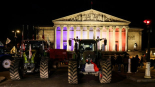 Les tracteurs de la FNSEA quittent l'Assembl&eacute;e, apr&egrave;s 24 heures de mobilisation &agrave; Paris