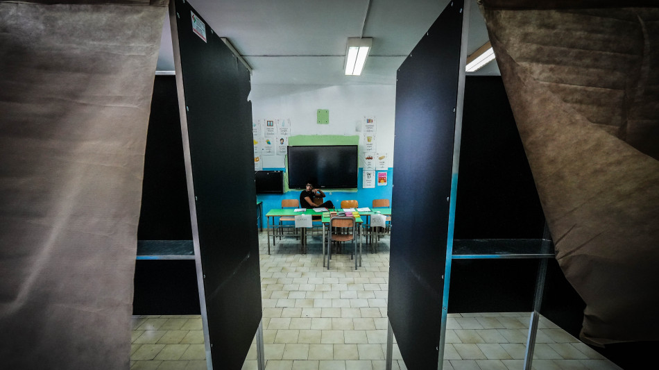 Referendum, alle 23 l'affluenza &egrave; intorno al 22%