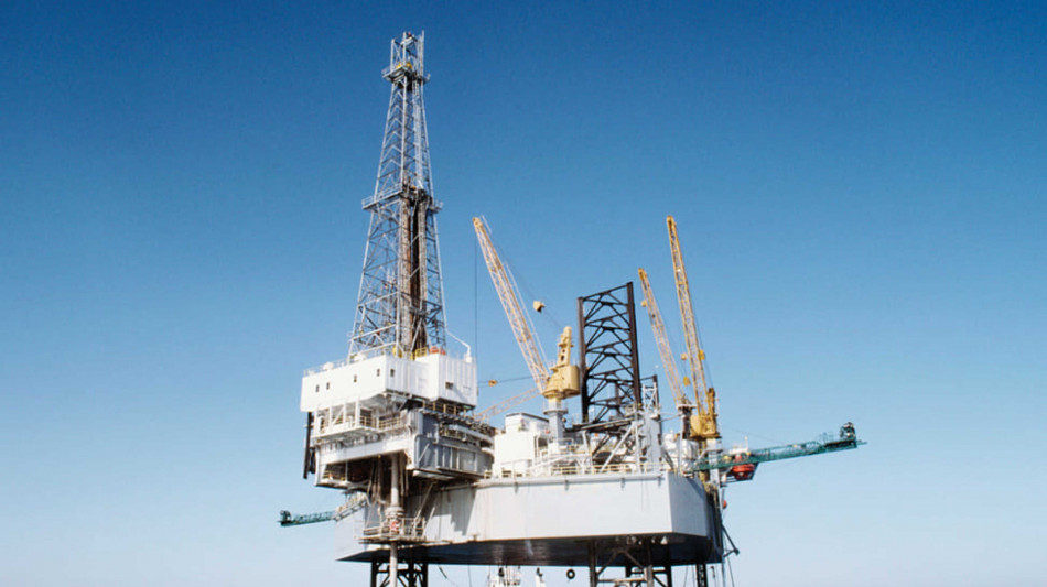 Il petrolio chiude in rialzo a New York a 56,15 dollari