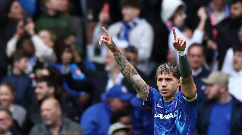 Chelsea vence o campeão Liverpool (3-1) e segue na zona da Champions