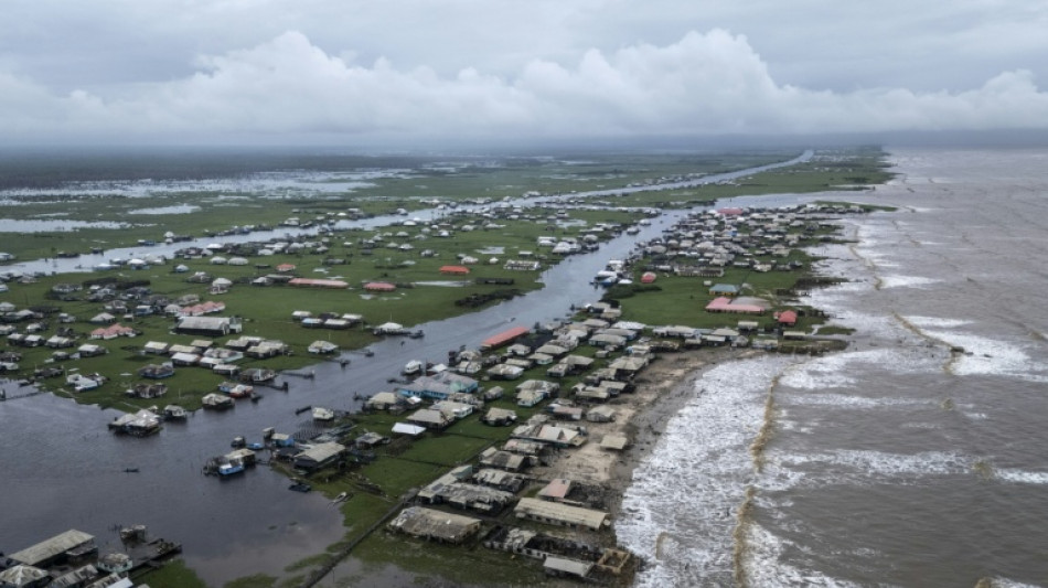 Dans le sud du Nigeria, les habitants d'Ayetoro assistent &agrave; l'engloutissement de leur village par l'Atlantique