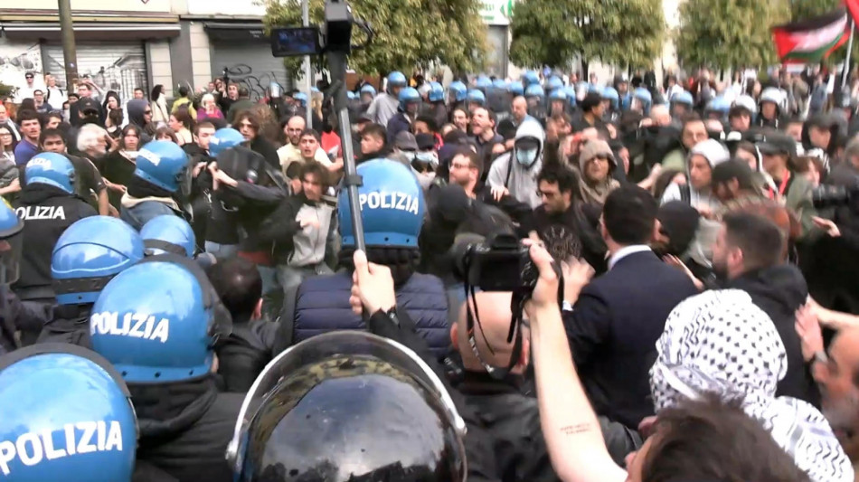 Manifestanti, 'ieri provocazioni della polizia che ha attaccato'