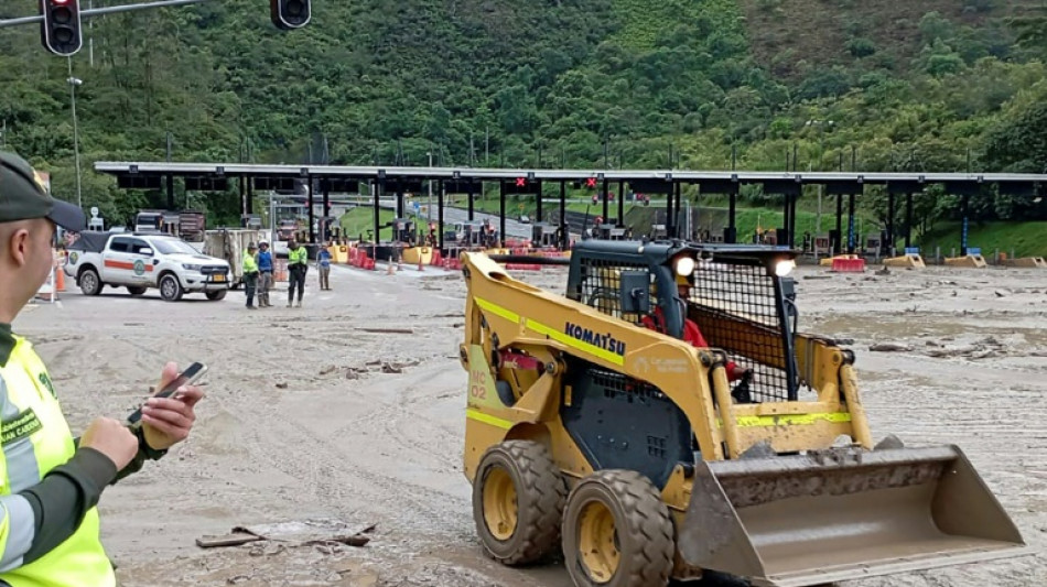 Buscan sobrevivientes tras alud que dej&oacute; al menos 14 muertos en Colombia 