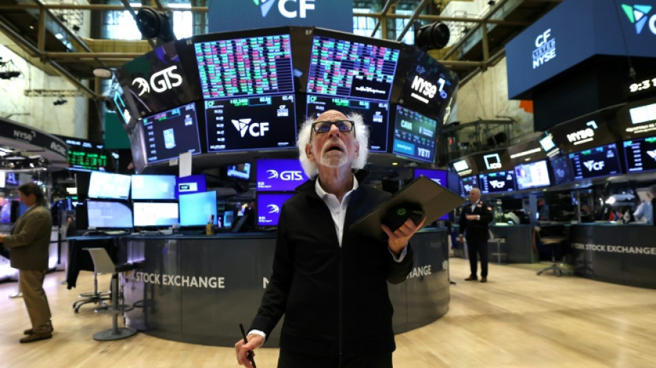 Wall Street reprend son souffle apr&egrave;s une s&eacute;rie de records