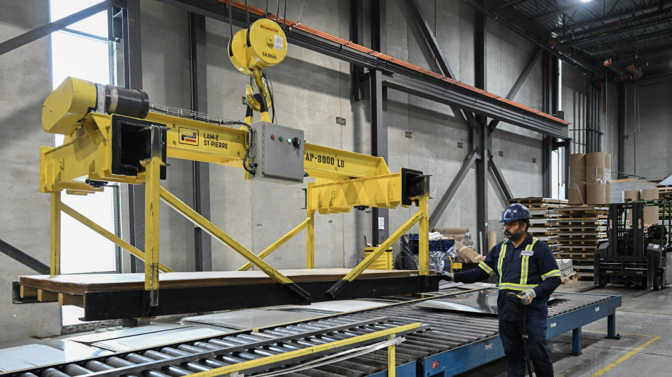 Lavoro perde centralità per metà italiani, 54% vuole aumento