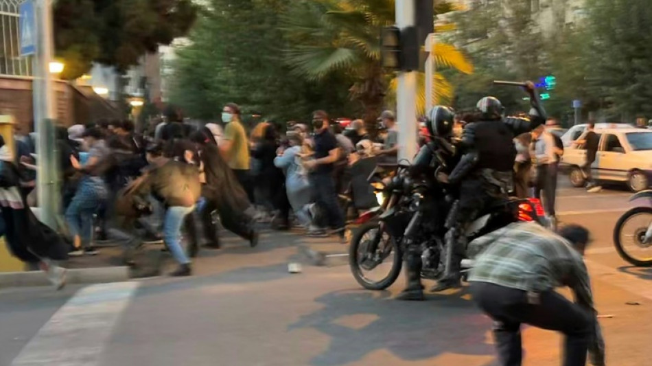 Iran: les manifestations se multiplient apr&egrave;s le d&eacute;c&egrave;s d'une jeune femme, huit morts 